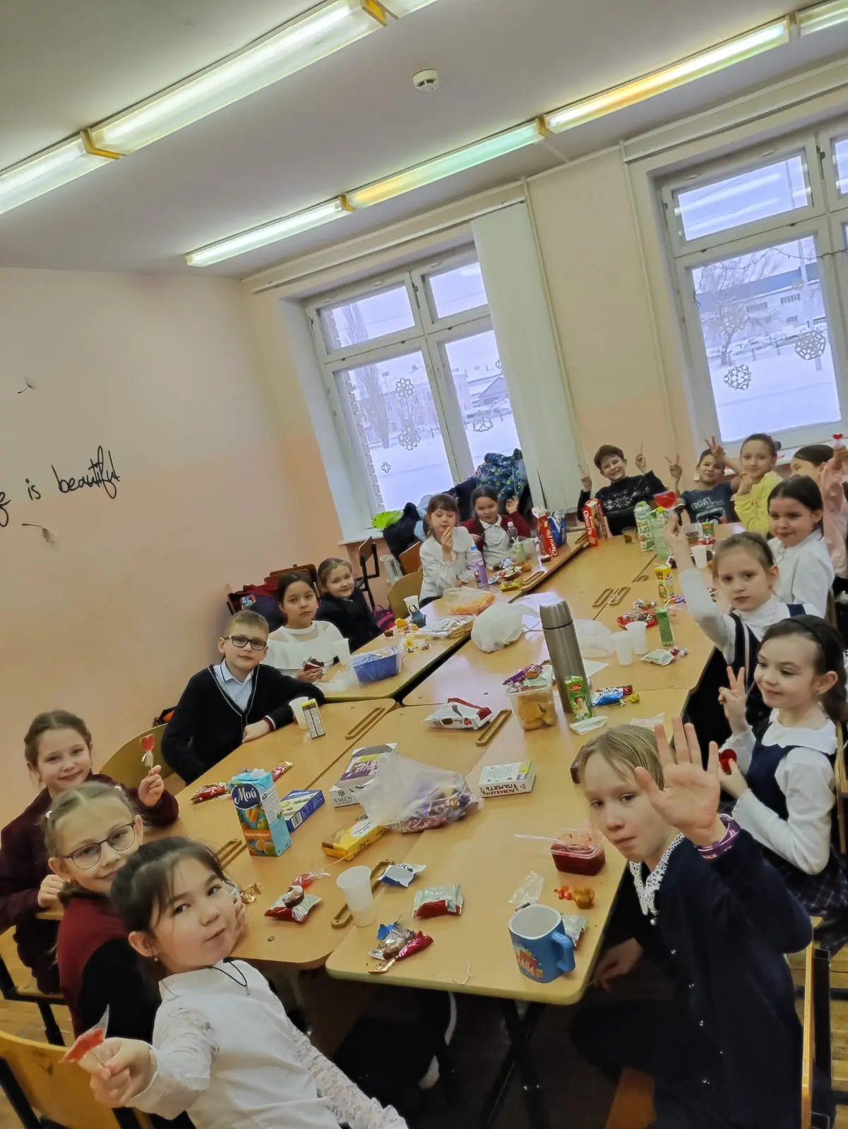 В связи с наступающим новым годом в объединении "Я рисую" прошли чаепития для детей "постарше".  Мы 