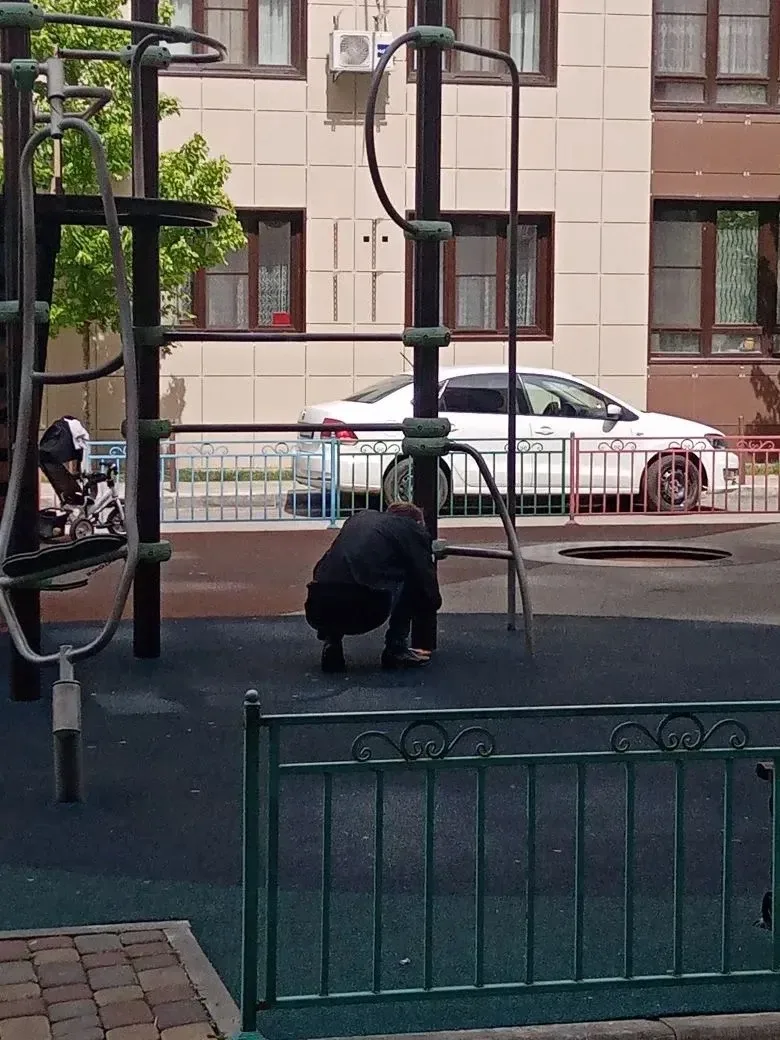 Ремонт инвентаря на детской площадке между МКД № 1/4 и 1/5 по ул. Песочной.