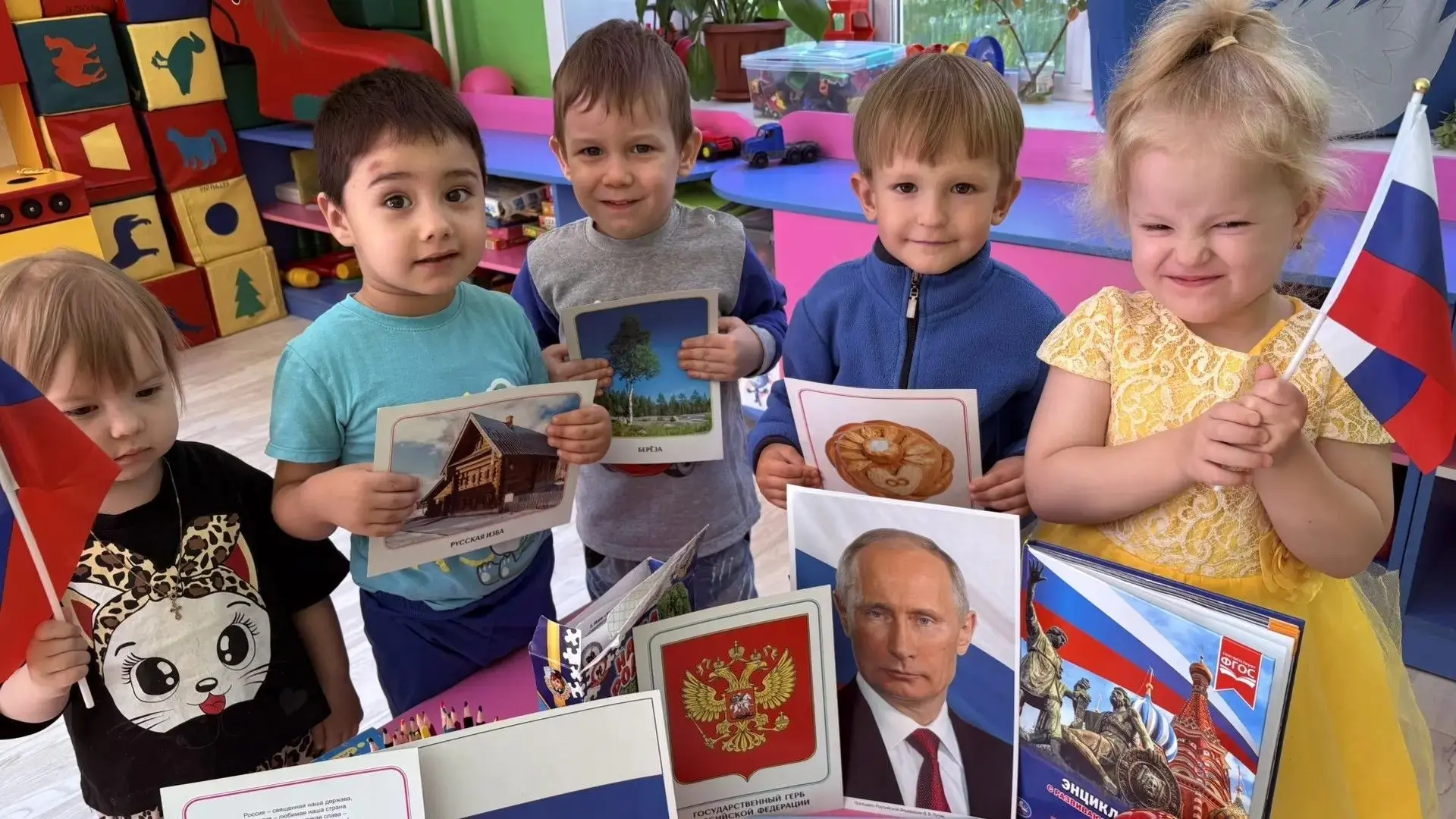 ⭐ Два важных праздника: День флага России и День русского языка!
С нашими младшими воспитанниками пр