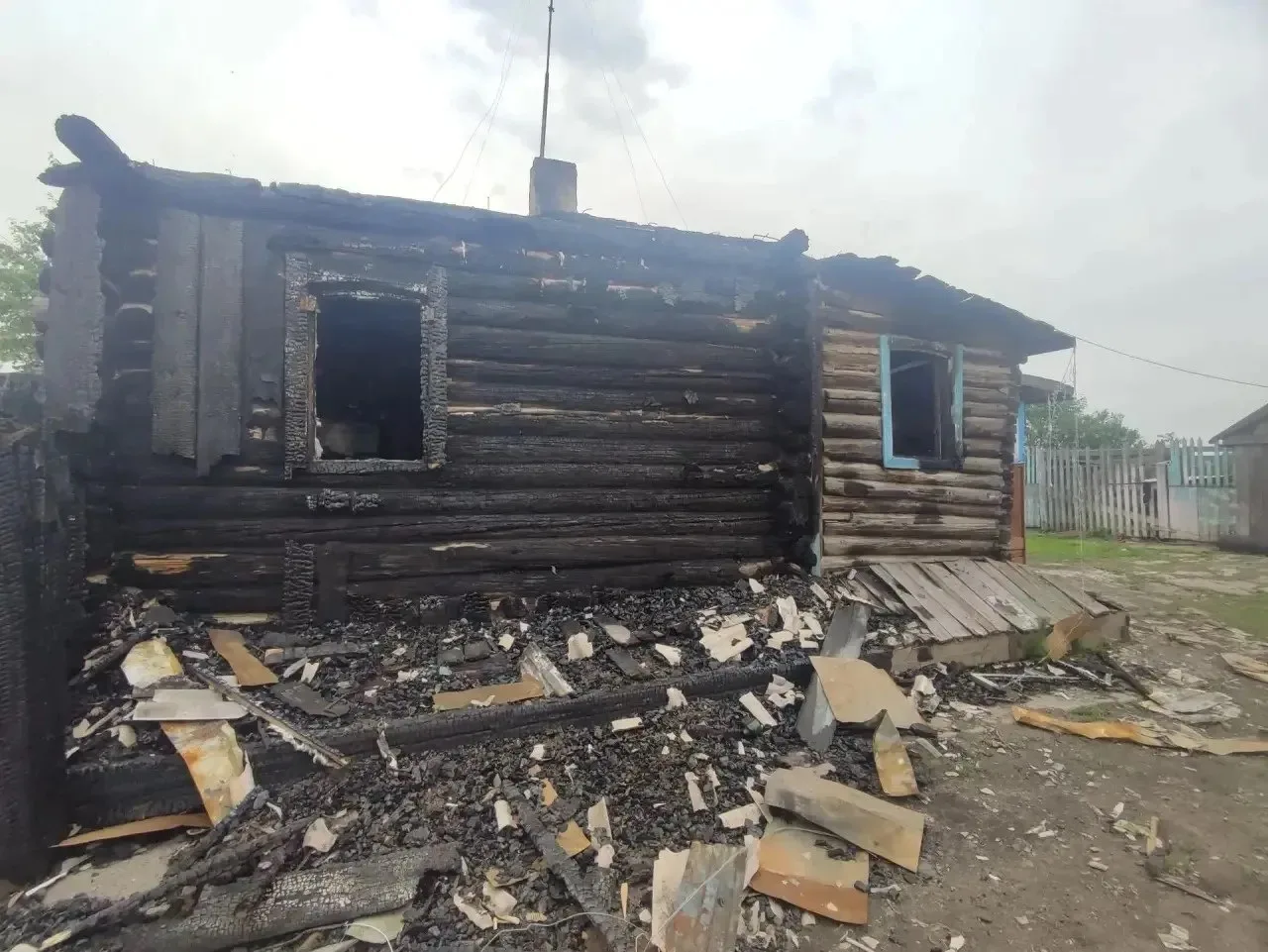 Житель Красноярского края в порыве гнева спалил дом, в котором находились четверо его детей — выбира