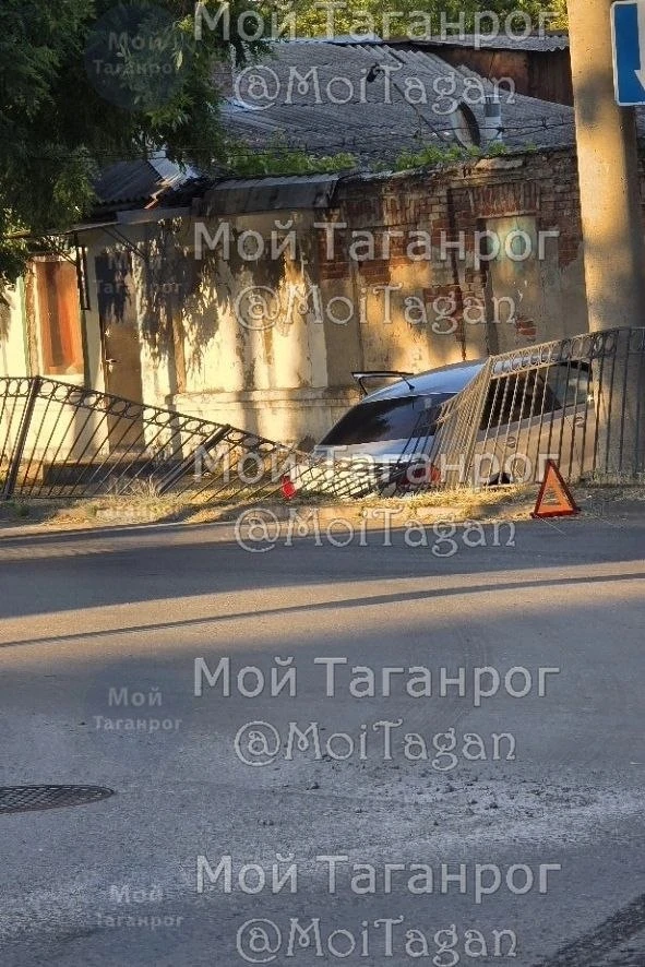 🚨 🚔 ДТП сегодня на Смирновском/Розочка

Ничего не понятно, но очень интересно. 🤷‍♂️ 

Наверно низ