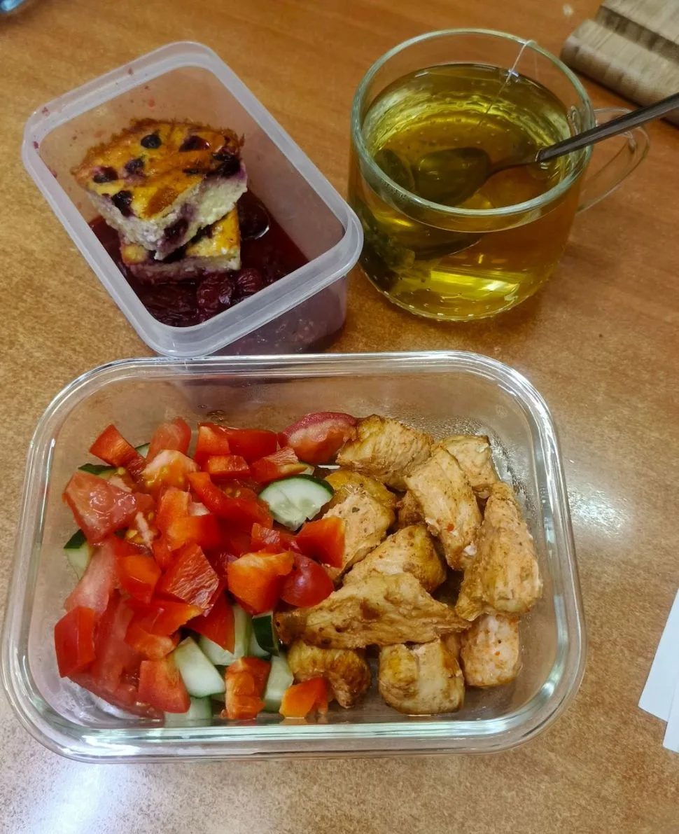 Привет девочки 🤗 
У меня уже обед.
Мясо грудка курицы запечённое, салатик. И запеканка творожная с 