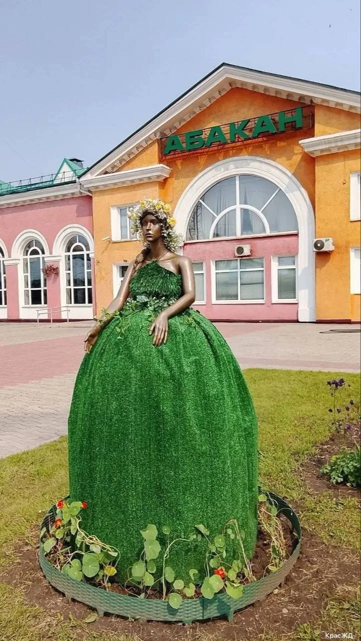 😍 Новая летняя инсталляция украсила вокзал Абакана

На перроне железнодорожного вокзала Абакана поя