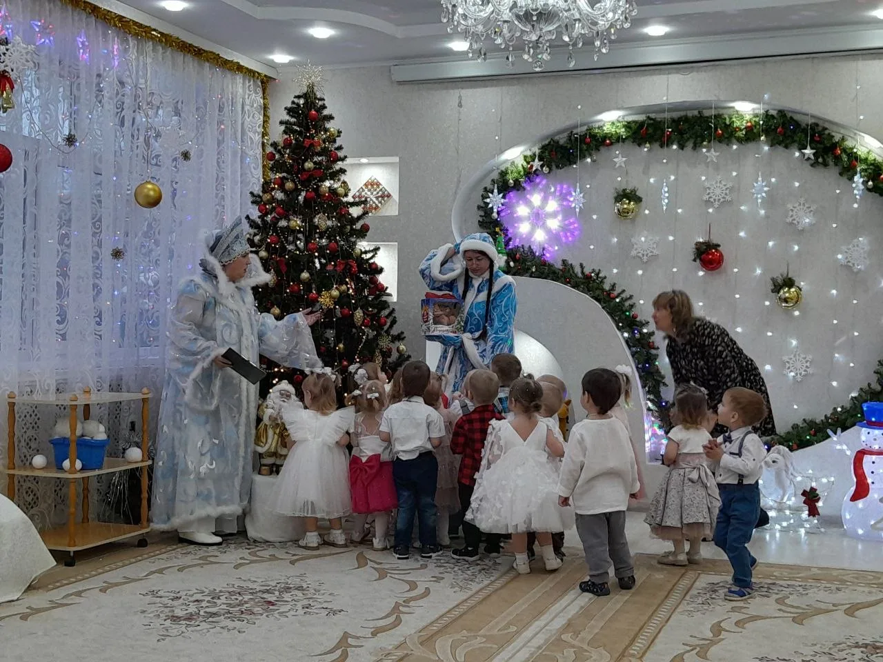 🎉✨ Первый новогодний утренник у наших малышей из группы « Петушок»прошел с невероятным весельем! ✨�