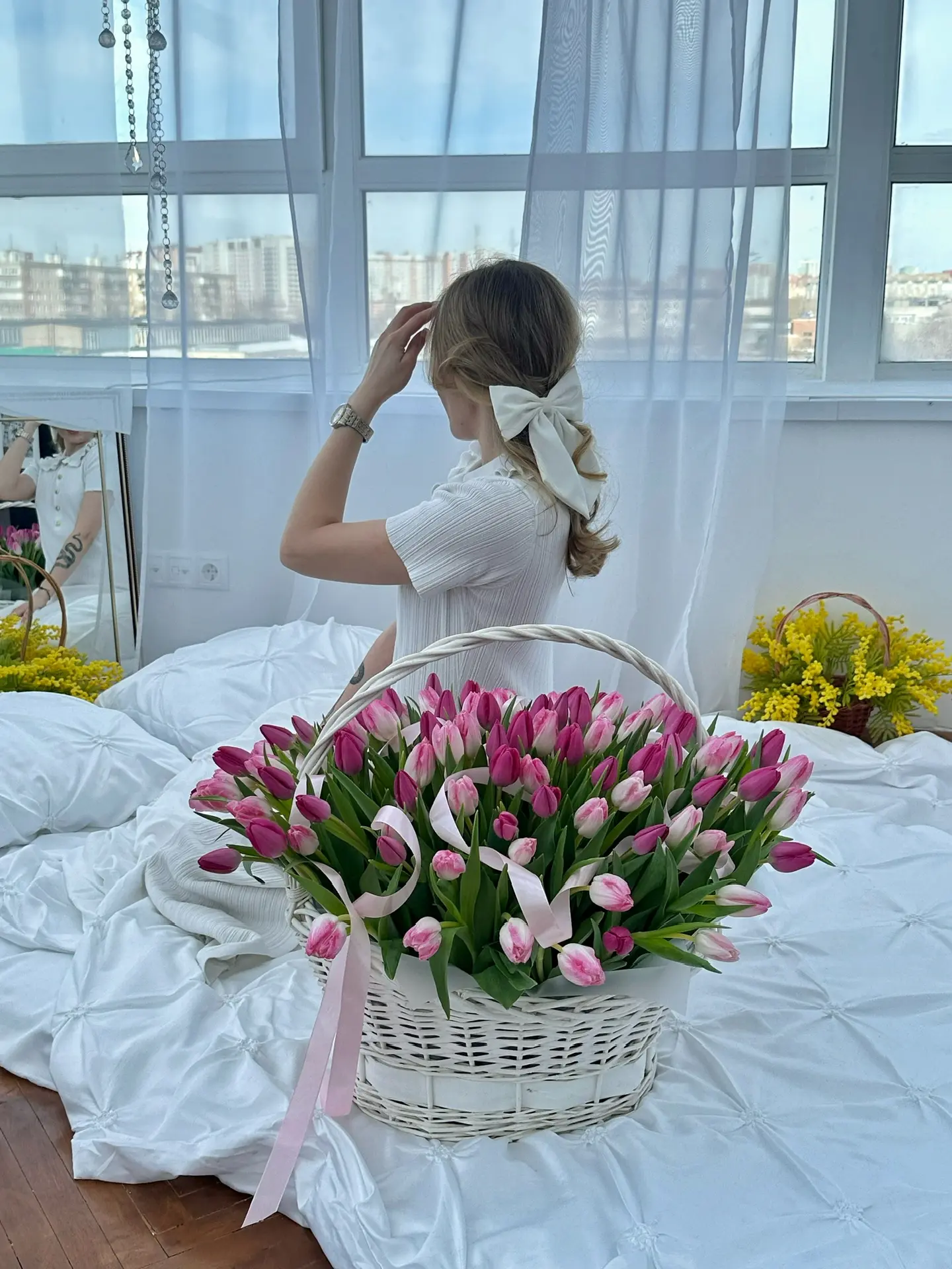 Весна уже стучится в окна🌸

А вместе с ней - время тюльпанов, первых  нежных букетов и тёплых слов.