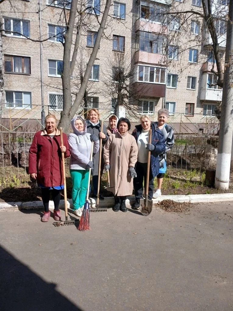 Красота начинается с чистоты: сотрудники детского сада вышли на субботник. 

Работники детского сада