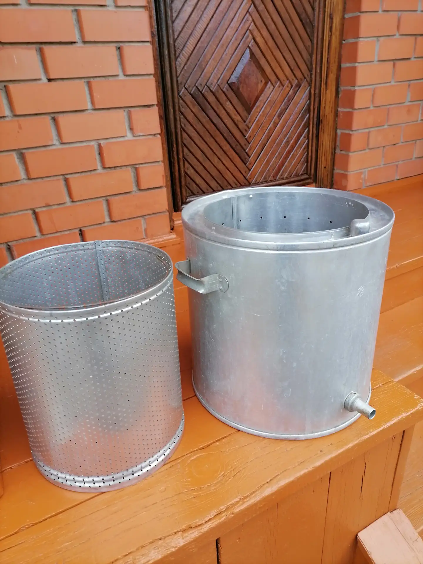 Продам 12рамочные заводские ульи, можно комплектовать по желанию покупателя вторым корпусом или мага