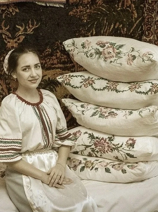 Раньше невеста сама готовила приданое, и особое место в нём занимало постельное бельё: с ручной выши