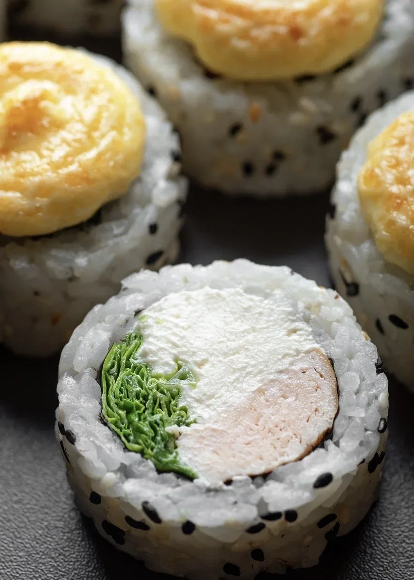 Среди новинок с клубникой затесался ролл с курицей. Реджано - сочный, дерзкий, с глубиной и реальным