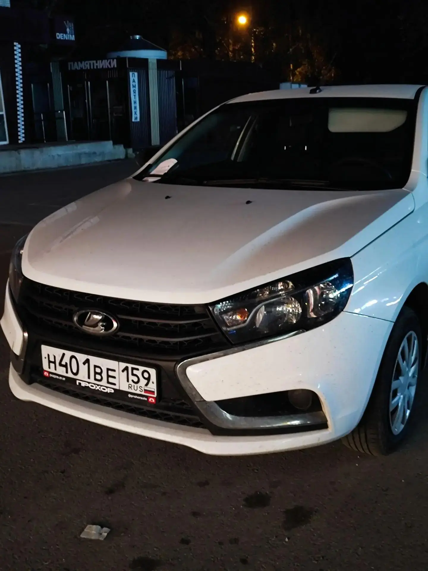 Хозяин авто, под капотом у вас застряла кошка и орет. Прохожие говорят 2 день не может вылезти возмо