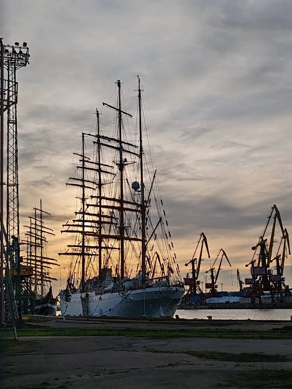 В Калининграде в Морском рыбном порту пришвартованы фрегат «Мир», а также барки «Крузенштерн» и «Сед