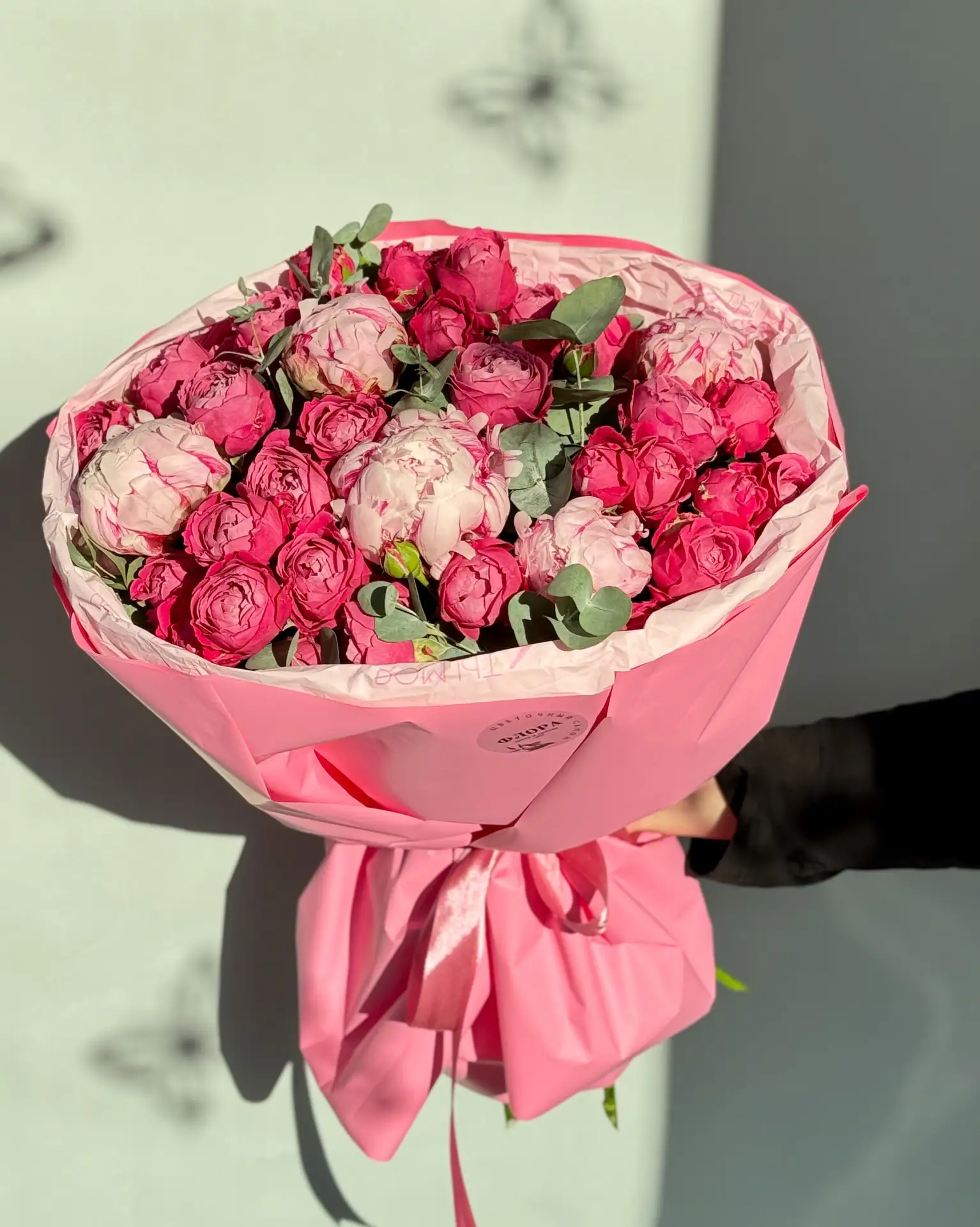 — нууууу,в малине 😏🍓 

Это мы про пионы с малиновыми розами в букете. Кстати, пионы на этой неделе