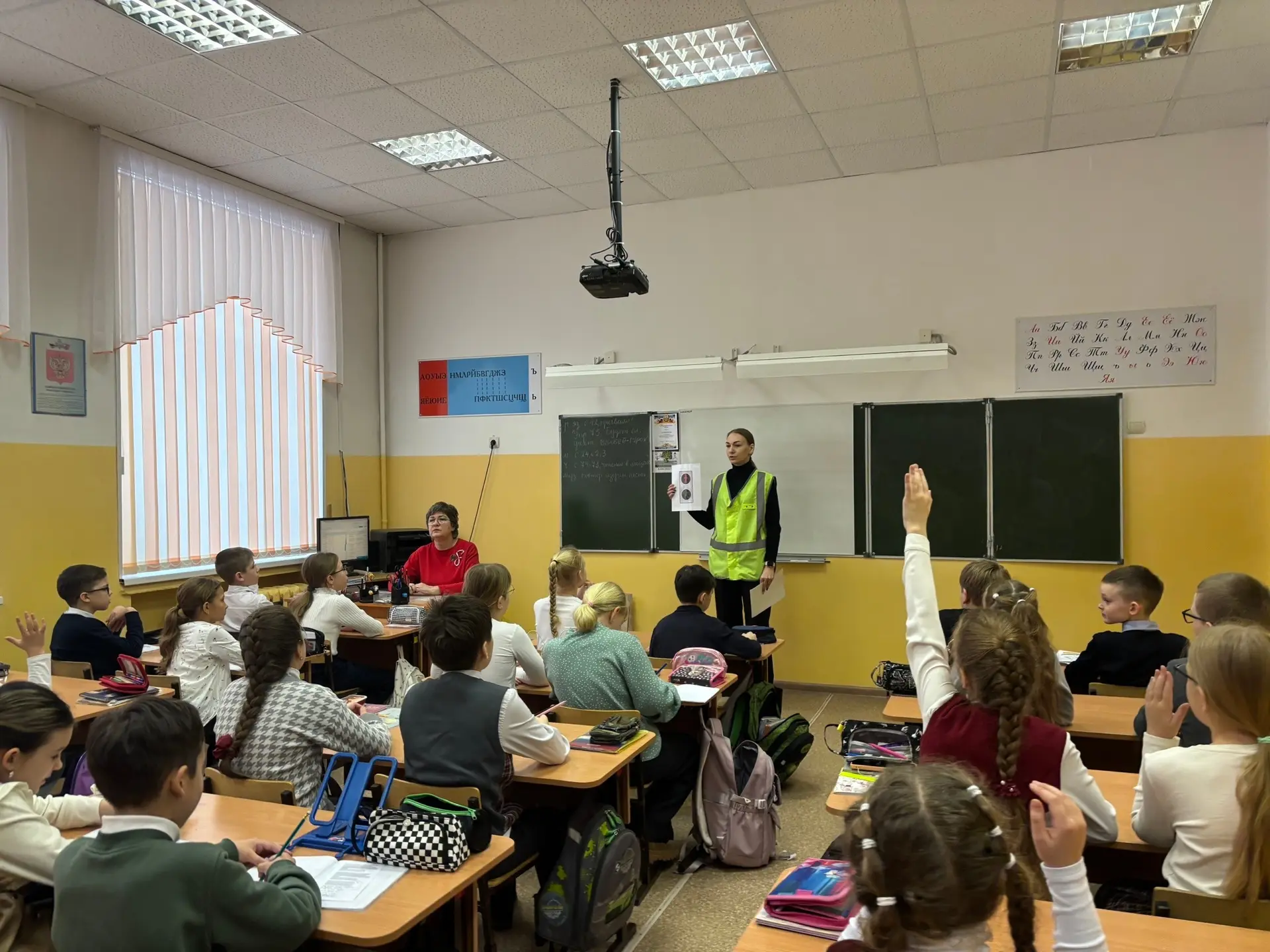 Сегодня, 13 марта, для учащихся 3А класса нашего лицея прошла профилактическая беседа с сотрудником 