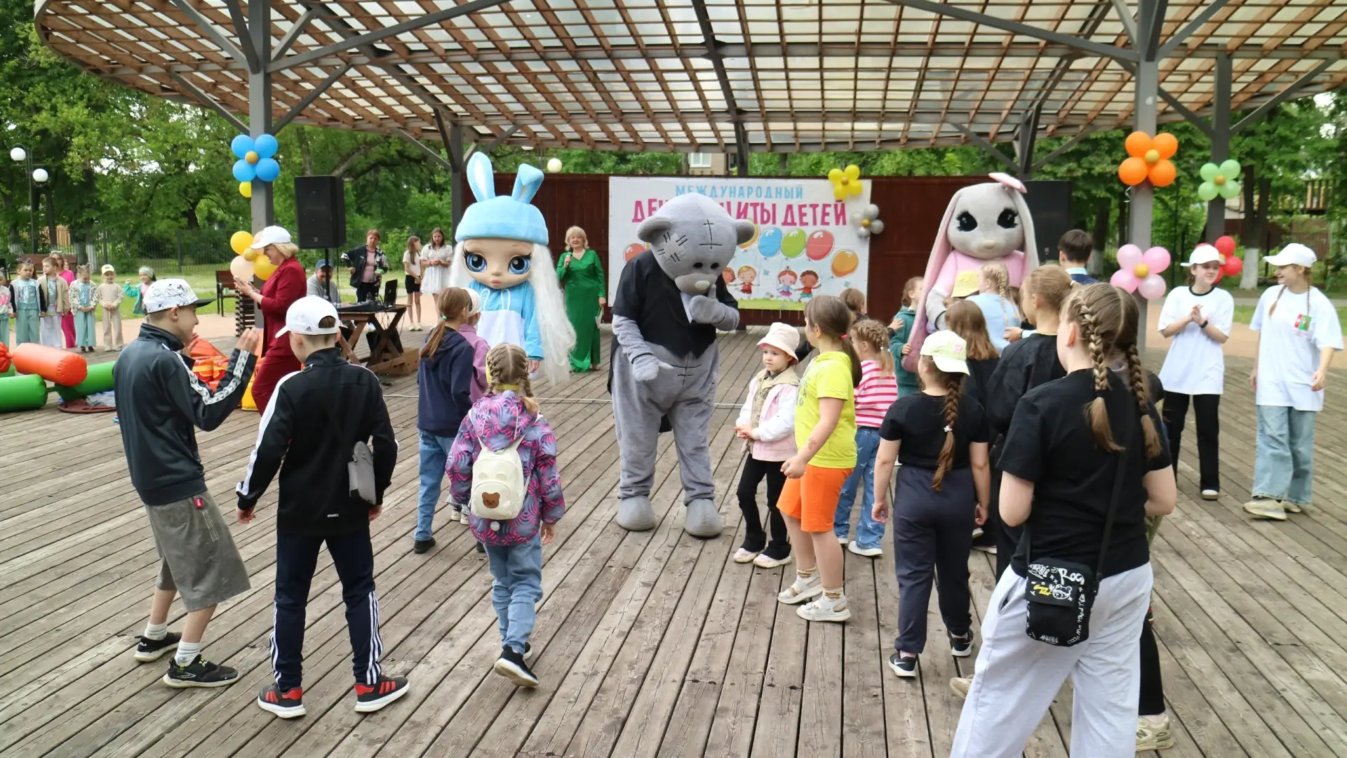 1 июня на летней сцене парка Победы работники городского Дома культуры организовали праздник «Пусть 