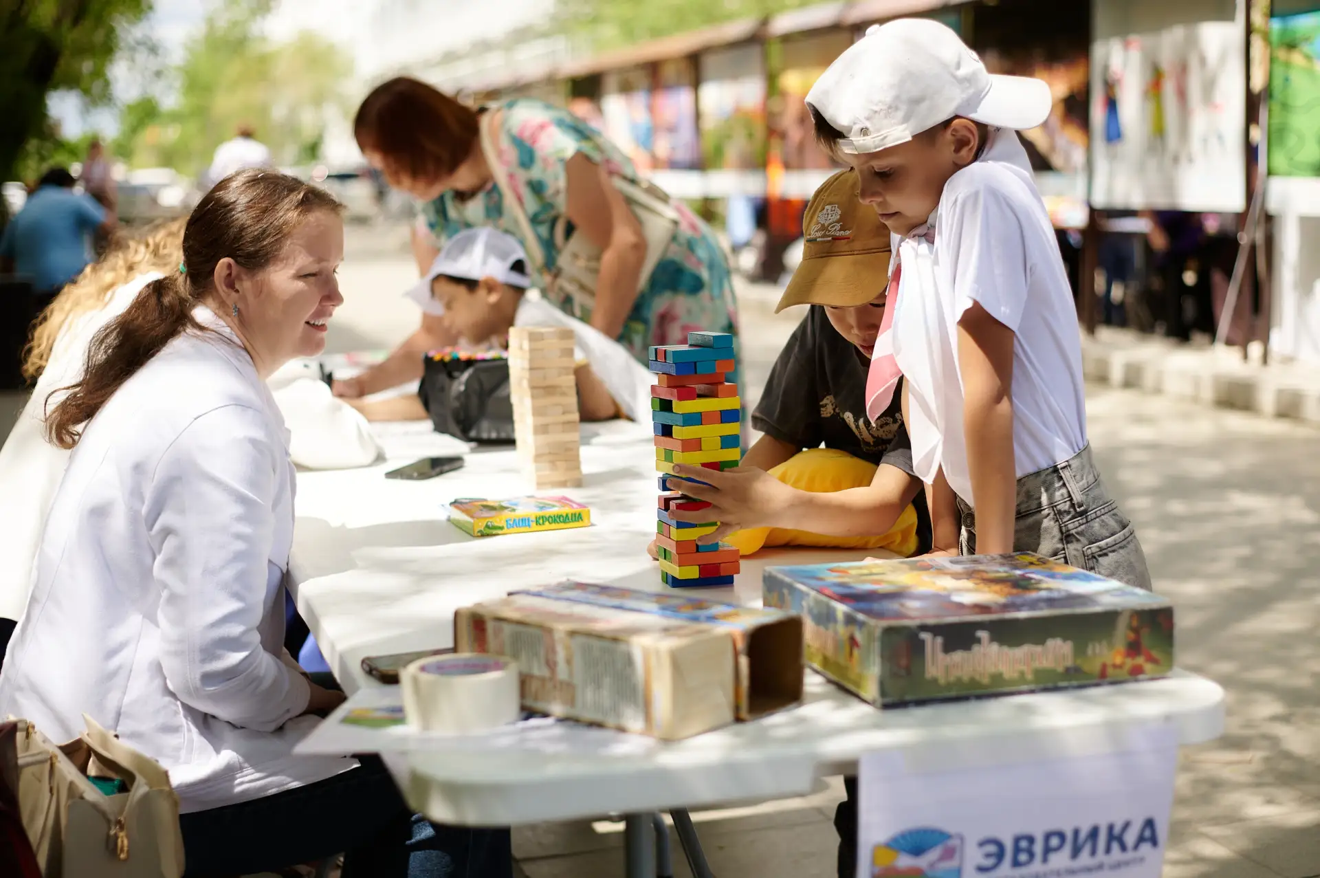 Рисуем радость! ☀ 😍 🎉

1 июня, в День защиты детей, педагоги и сотрудники Образовательного центра 