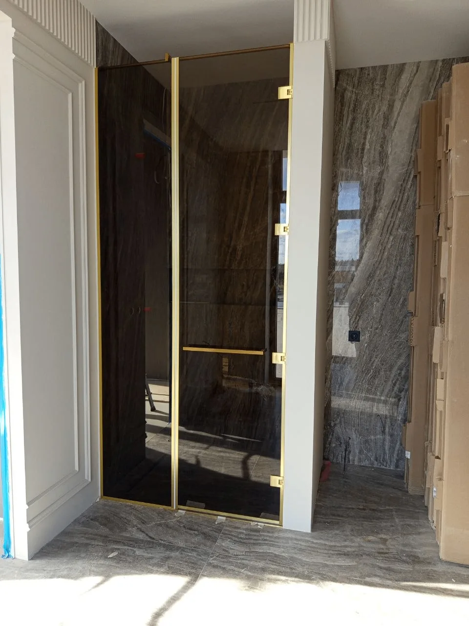 Распашная душевая:
- стекло бронза прозрачное 8мм;
- петли premium;
- цвет фурнитуры «матовое золото
