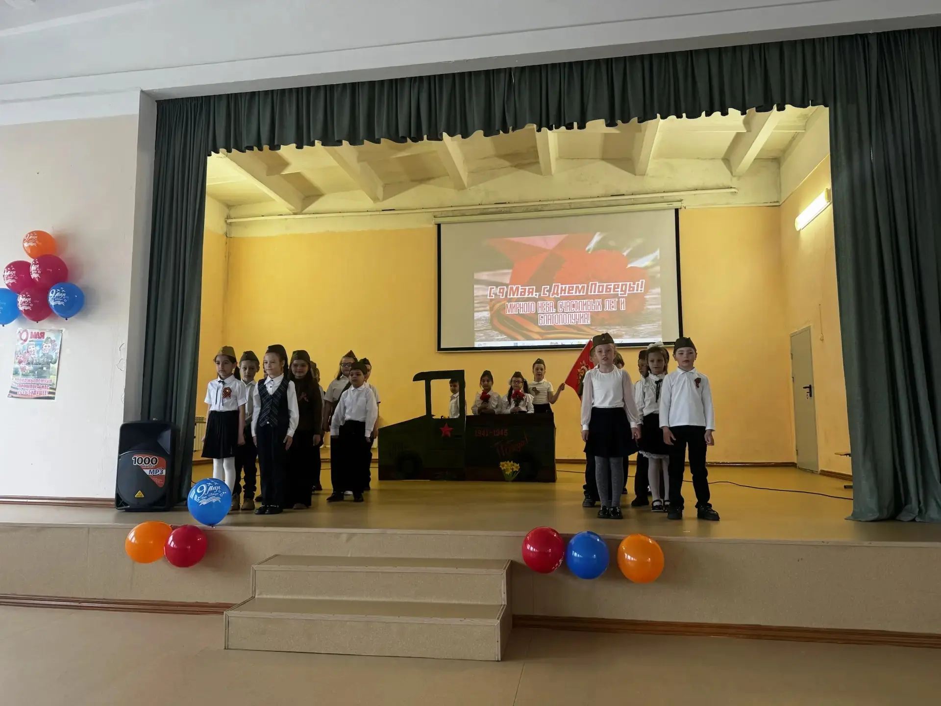 ✨ Сегодня в нашей школе прошёл особенный концерт — конкурс инсценировки военной песни среди учеников