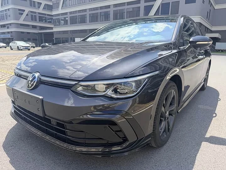 🇨🇳Volkswagen Golf в комплектации r-line

В оригинальном окрасе 

пробег 10 000 км 
выпуск 2023
Бен