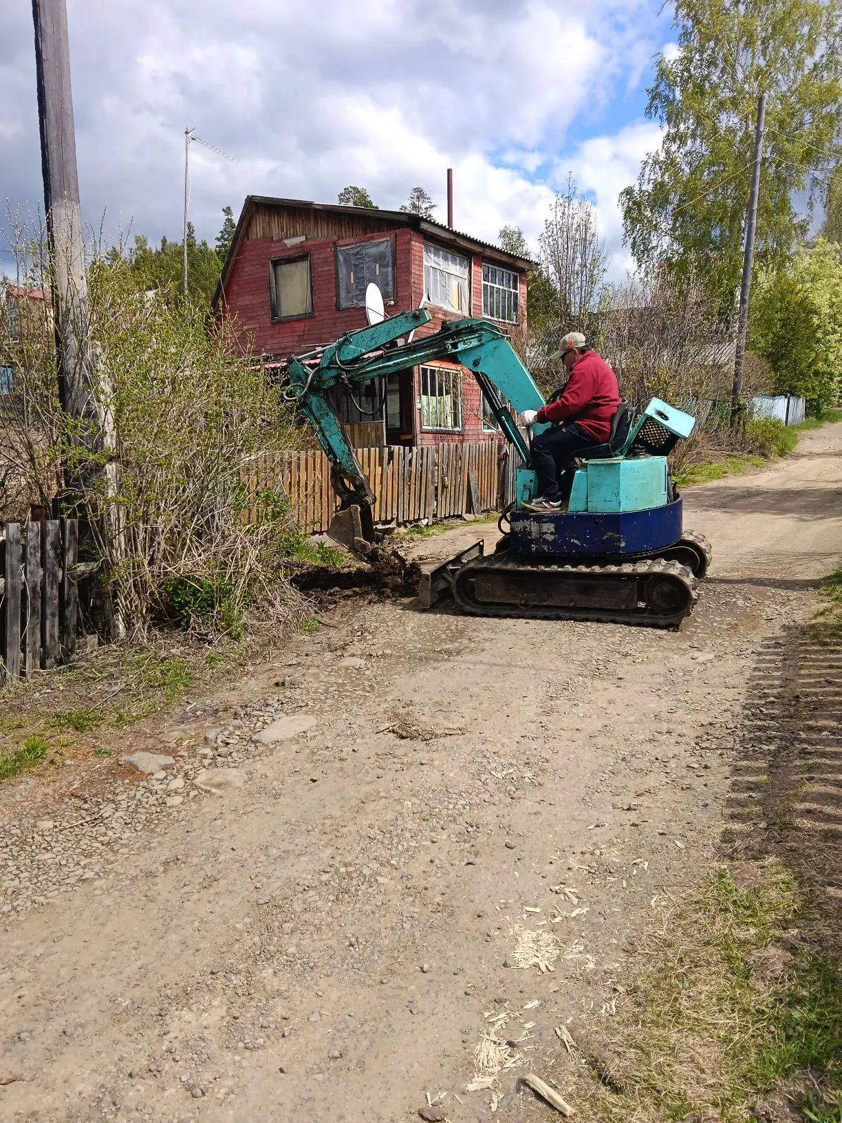 Начали вскрывать дорожное полотно.