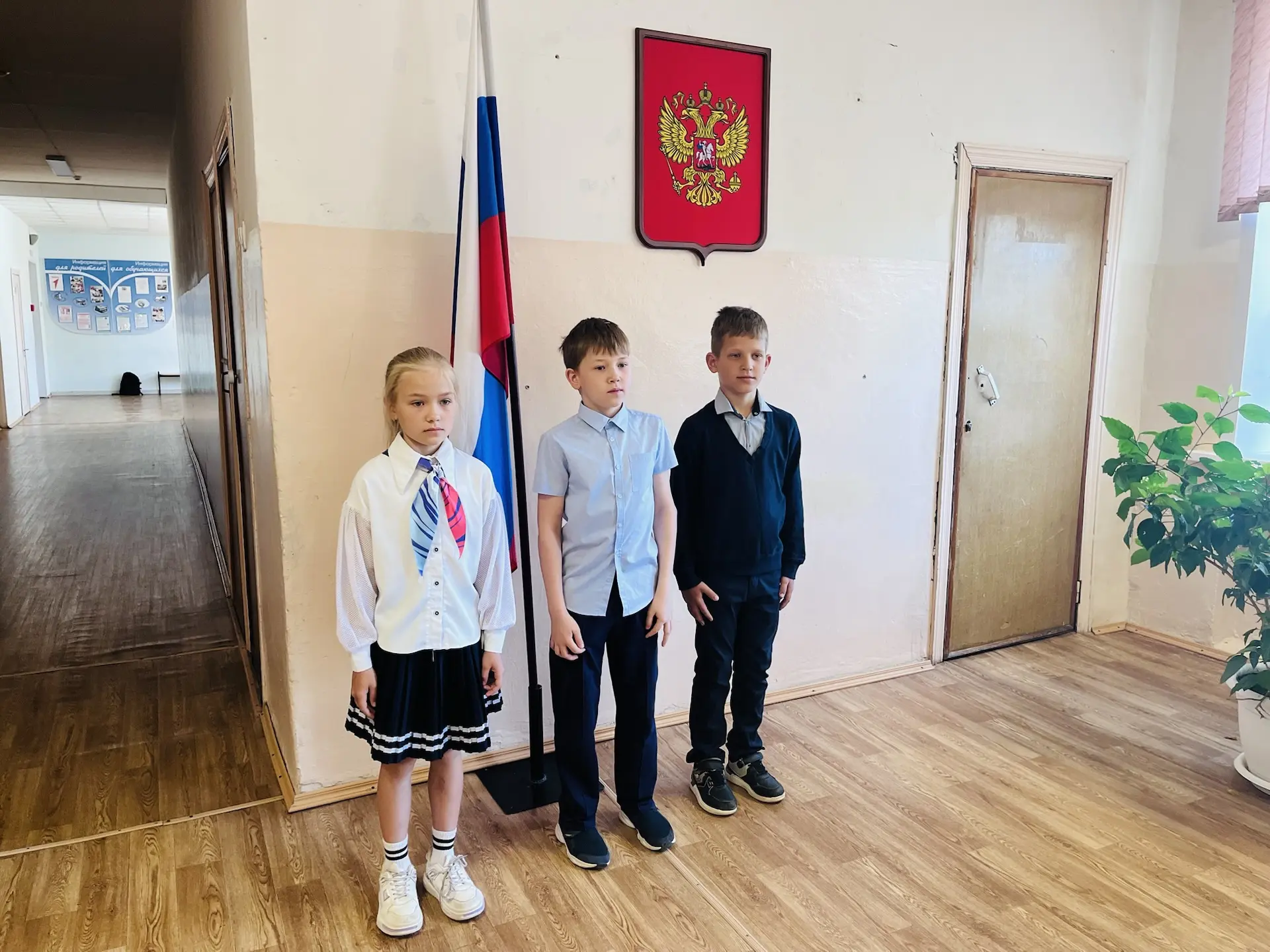 Сегодня в нашей школе прошла традиционная линейка с выносом флага Российской Федерации и торжественн