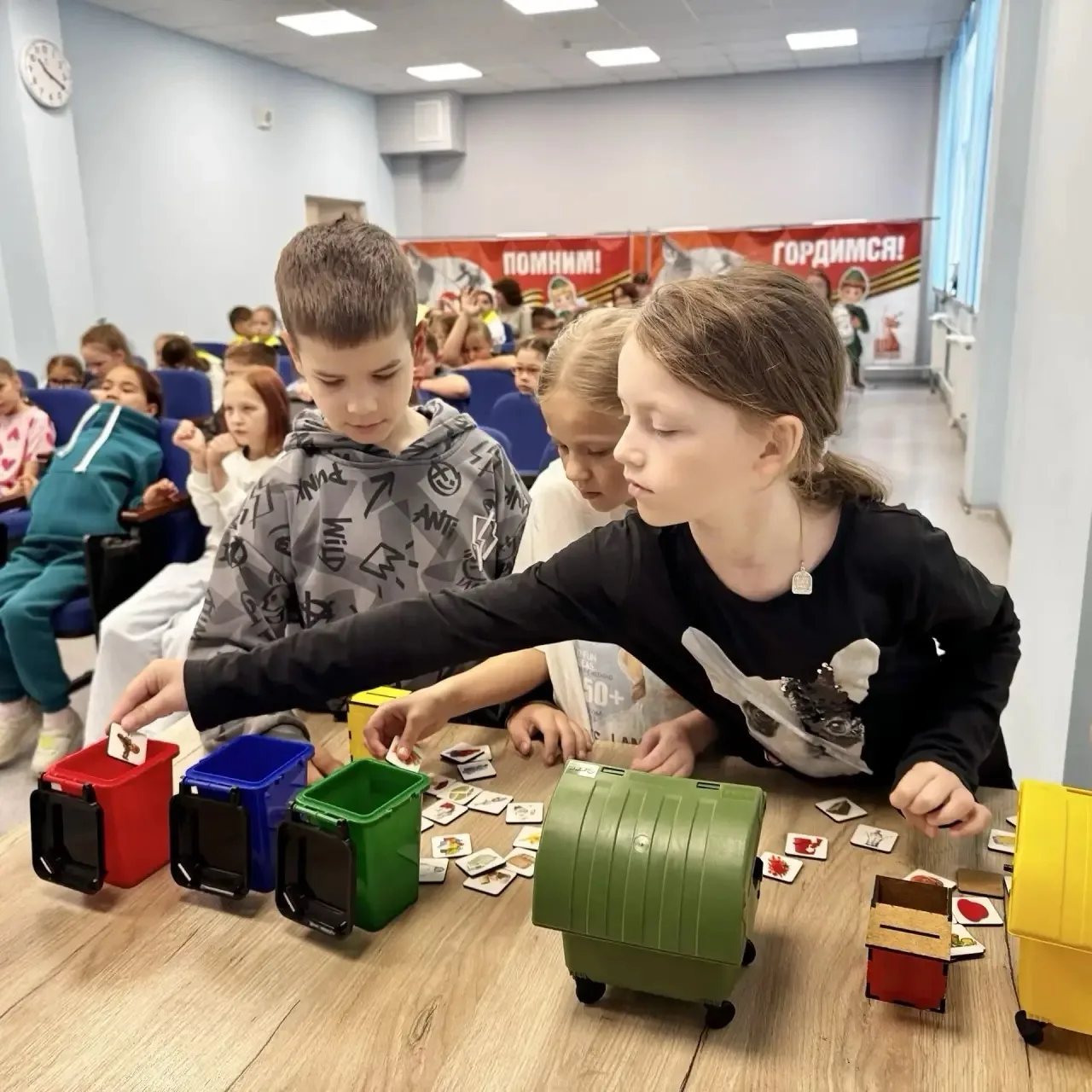 Сегодня утро началось по-особенному. Наша экологическая команда приехала в пришкольный оздоровительн