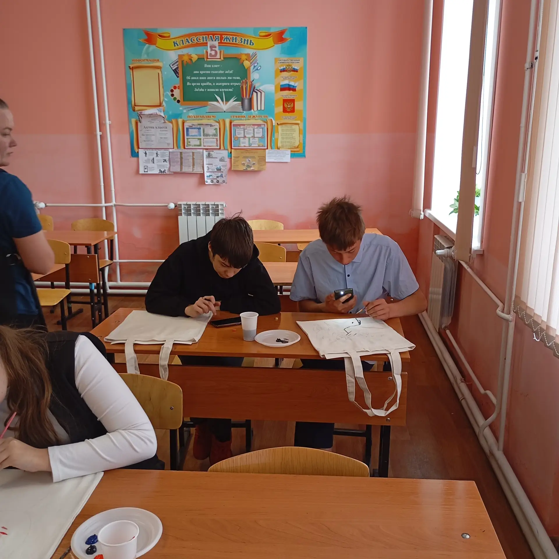Совсем недавно преподаватели художественного отделения ДШИ – Маркина Алёна Васильевна и Горбунова Ал