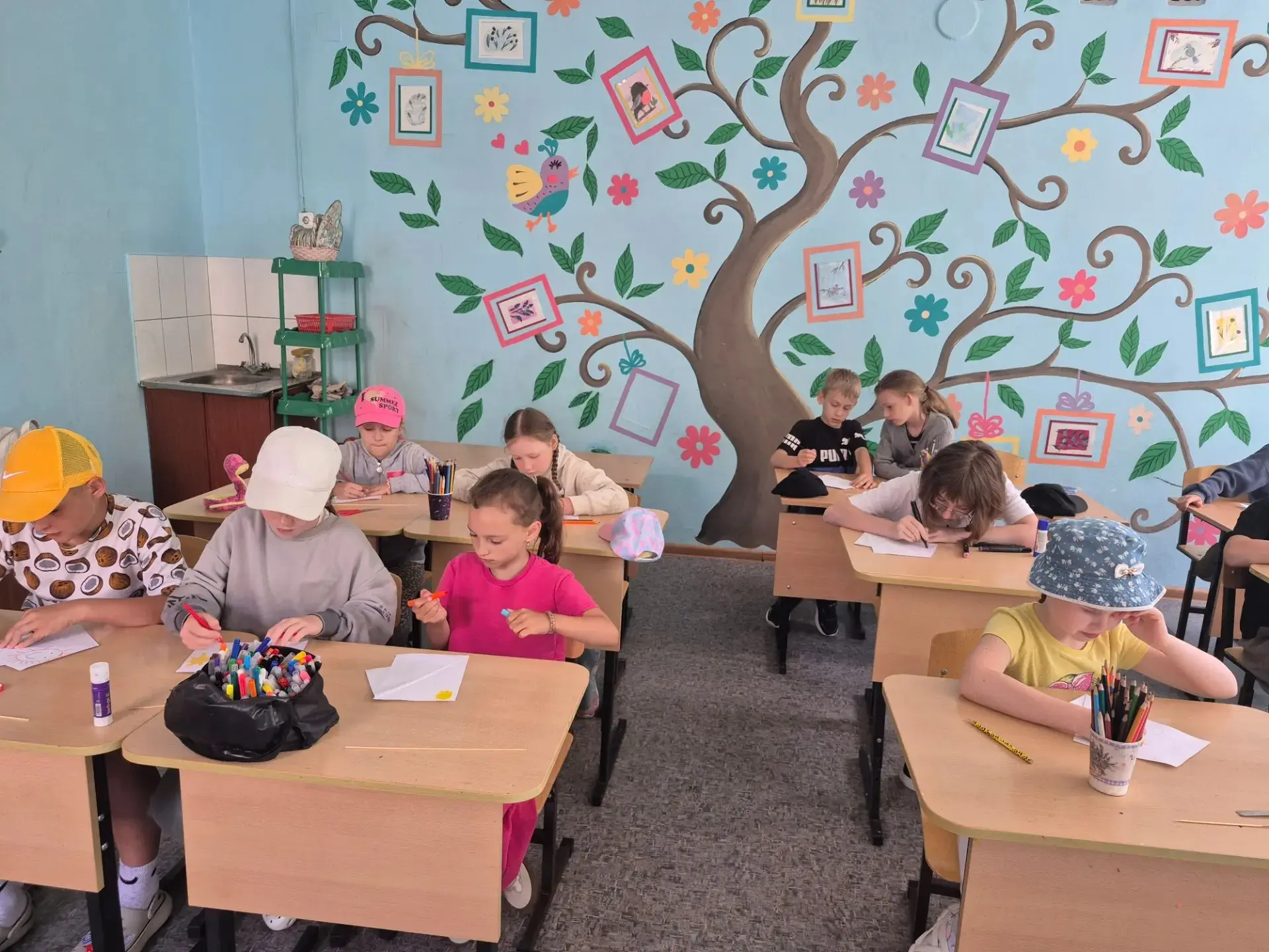 Скучать не приходится! Как ребята из лагеря «Солнышко» покоряли Дом творчества

Этот день в пришколь