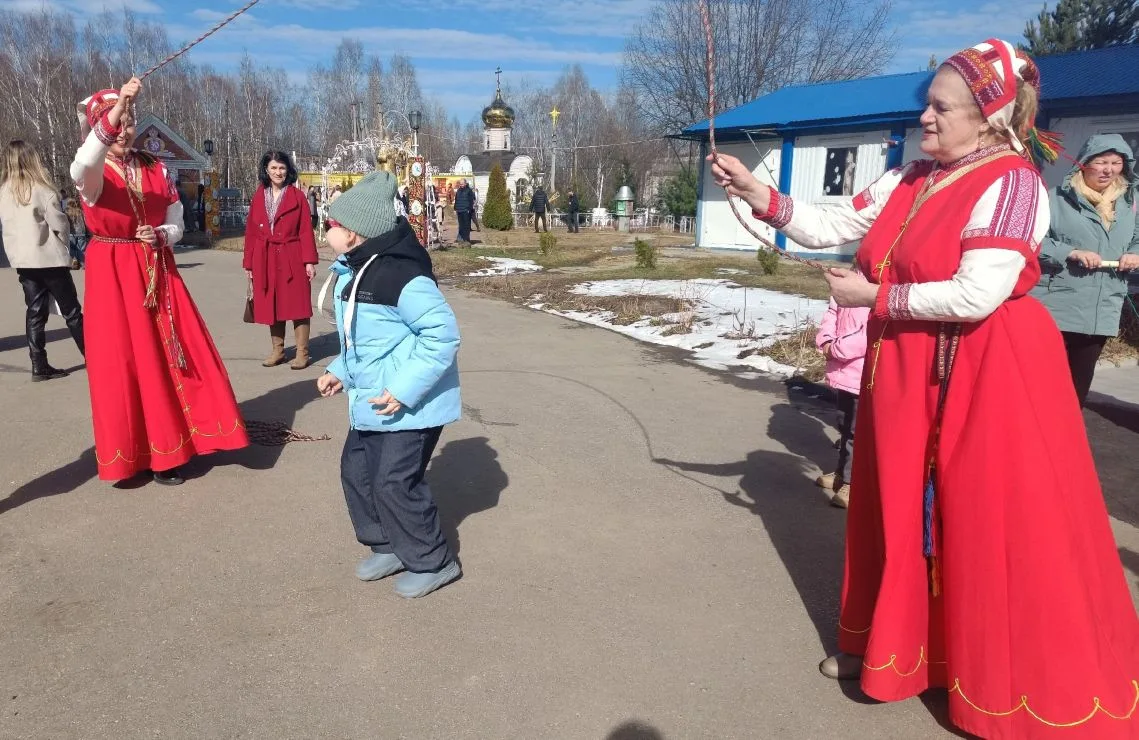 Ыджыд лунӧ "Зарни туисысь" нывъяс ворсӧдісны бать-мамӧс да челядьӧс Вежа Степан вичко дорын.

Карса 