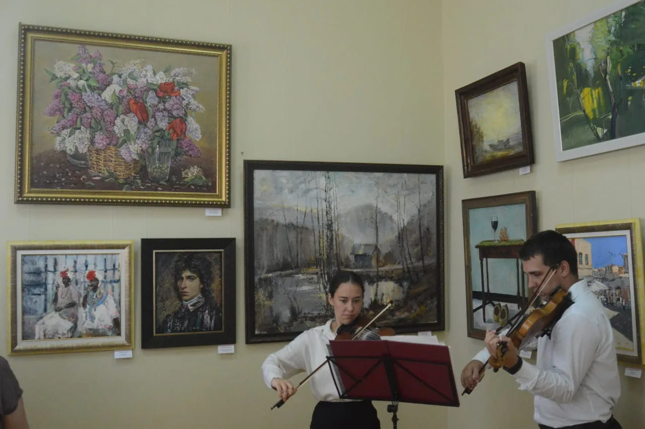 🎨В начале обучения на первом курсе студенты погружаются в теорию искусства, разбирают временные и п