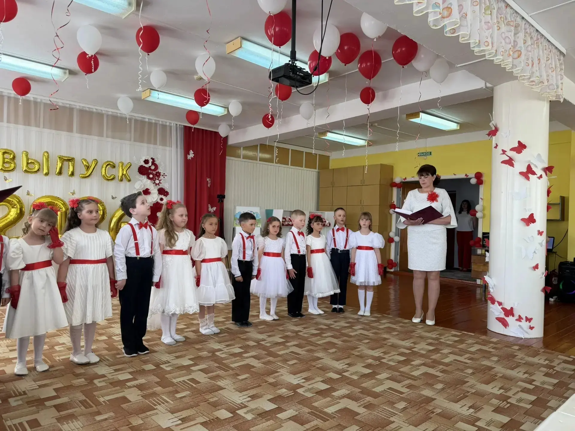 Ах, сколько раз в просторном зале
Мы с вами праздники встречали!
Но этот ждали столько лет!!!
И вот 