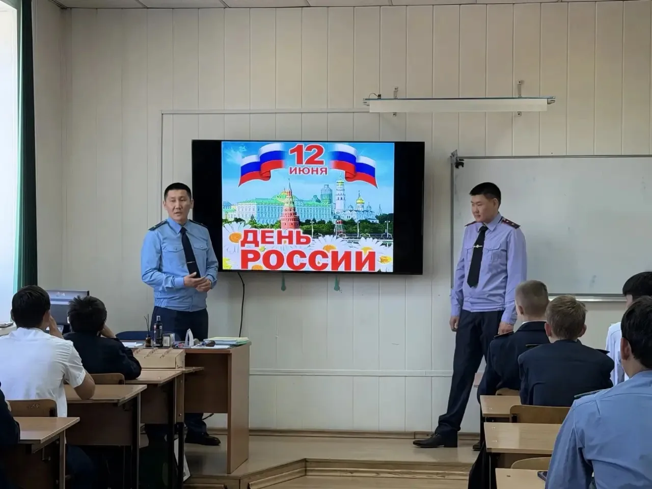 Транспортными прокурорами проведены мероприятия, приуроченные ко Дню России

📍 Работники Осетровско