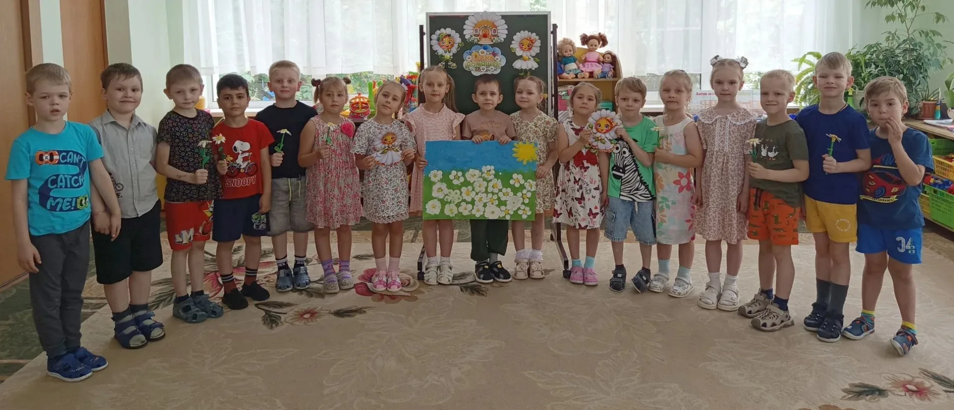 Маленькое солнце на моей ладошке,
Белая ромашка на зелёной ножке.
С белым ободочком жёлтые сердечки.