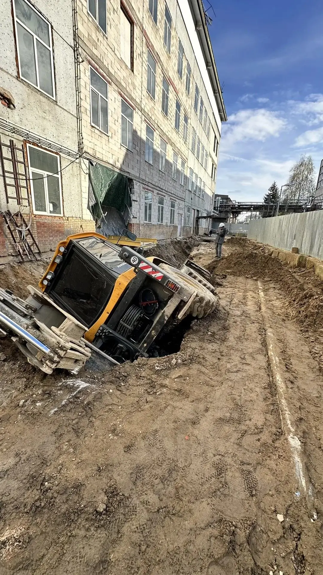 ВОТ ТАК ПРЕНЕБРЕГАЯ ТЕХНИКОЙ БЕЗОПАСНОСТИ И ИГНОРИРУЯ ЗАПРЕТ НА ПРОВЕДЕНИЯ РАБОТ, ИЗ-ЗА ОДНОГО ПРОРА