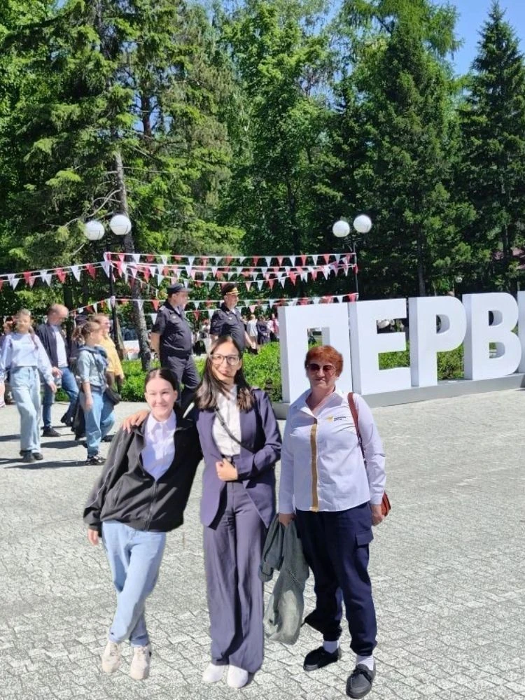 В центральном парке прошёл фестиваль «Движение Первых» 🎉. В парке работали площадки с мастер-класса