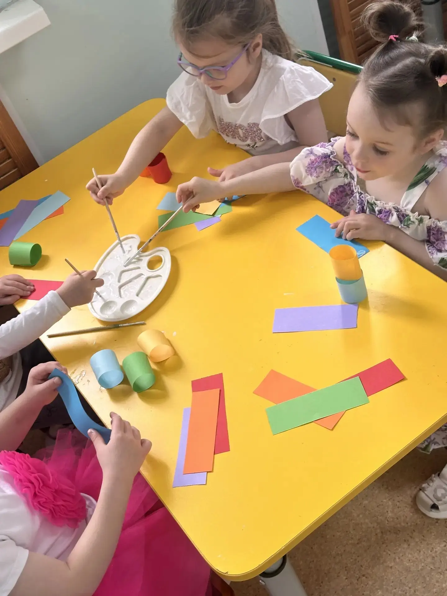 Шедевры наших крох! ✨ 

Воспитанники младшей группы № 2 вместе с педагогом допобразования подготовил