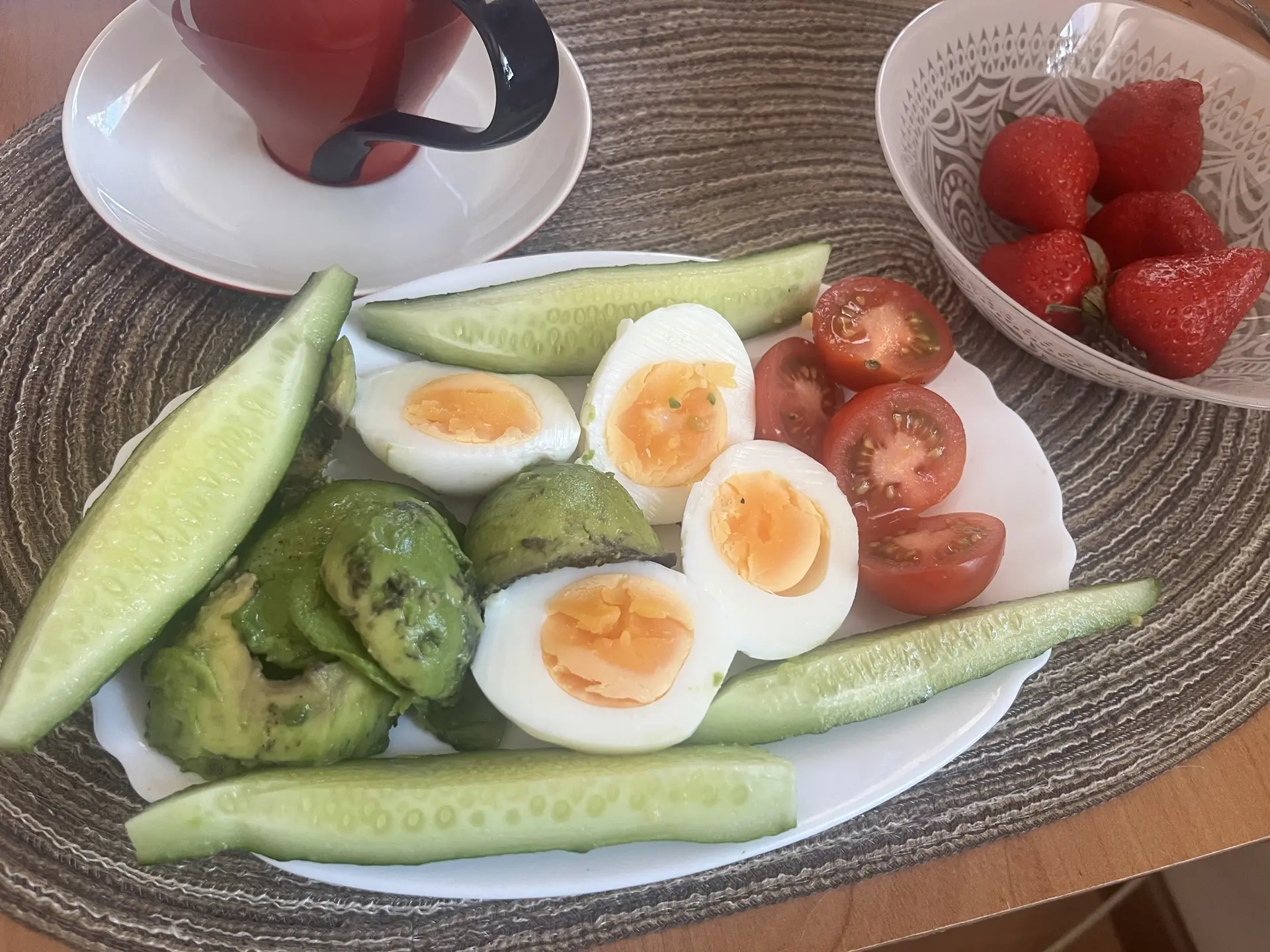 Привет, мои хорошие🤗☀️

Что-то давно у нас тарелочек не было🤓 

Исправляюсь. 

Вот мой завтрак: яй
