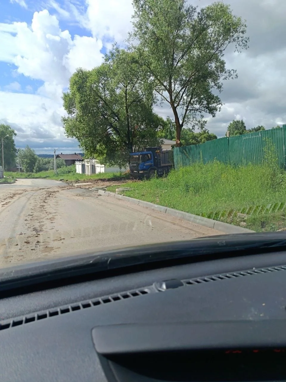 На улице Изумрудной в Калуге застройщик повредил тротуар и загрязнил дороги, из-за чего местные жите