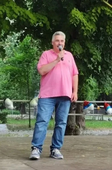 Глава муниципального округа Константин Воловик и депутаты Евгений Шустров и Андрей Пешков поздравили