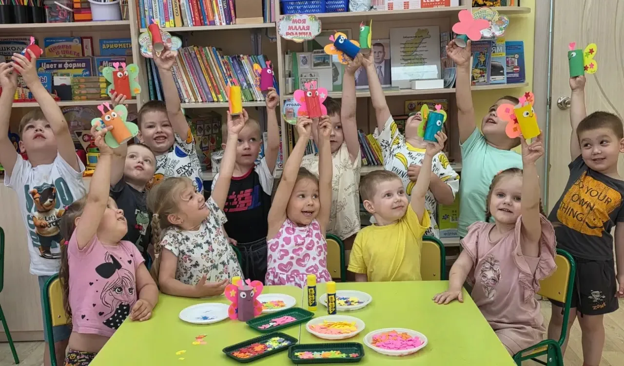 🦋✨ Волшебные бабочки в группе «Знайки»! ✨🦋

В группе прошло чудесное занятие по аппликации — ребят