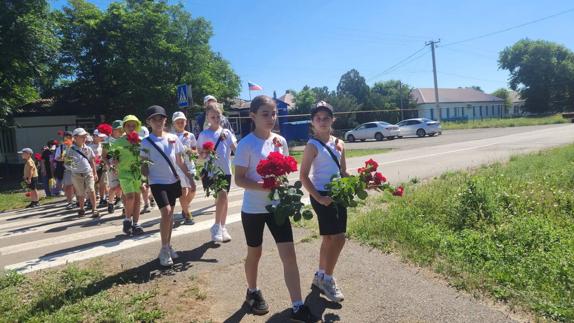 В пришкольном лагере «Лучик » МБОУ СОШ 8 с.Манычское  проведен митинг у памятника воинам Великой Оте