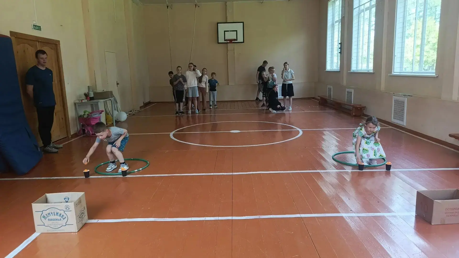 Спортивная эстафета.                        
В нашем школьном лагере "Пчёлки"продолжается работа. Ре