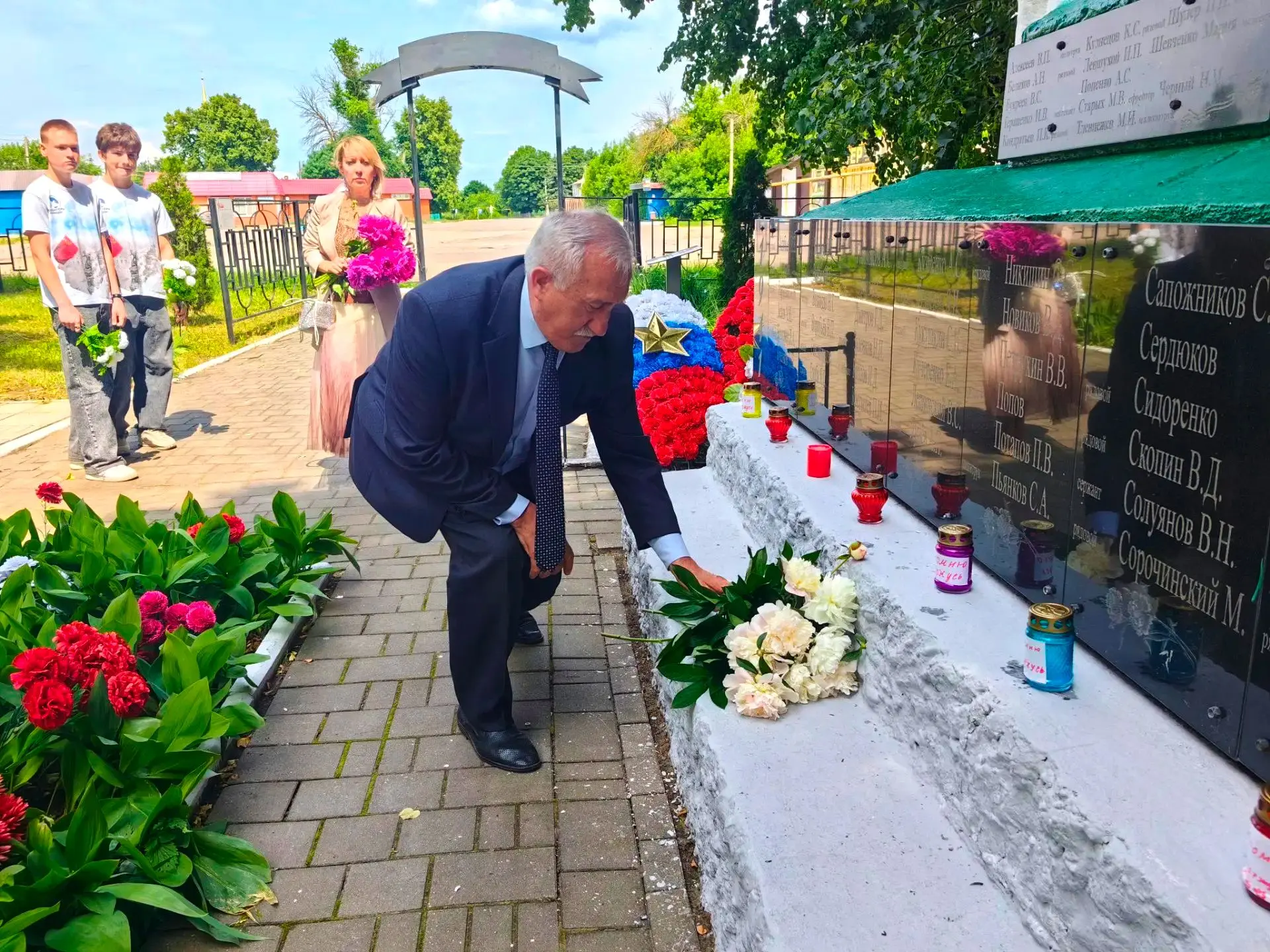 Сегодня, в День памяти и скорби, жители поселка Куркино собрались у братской могилы, чтобы почтить с