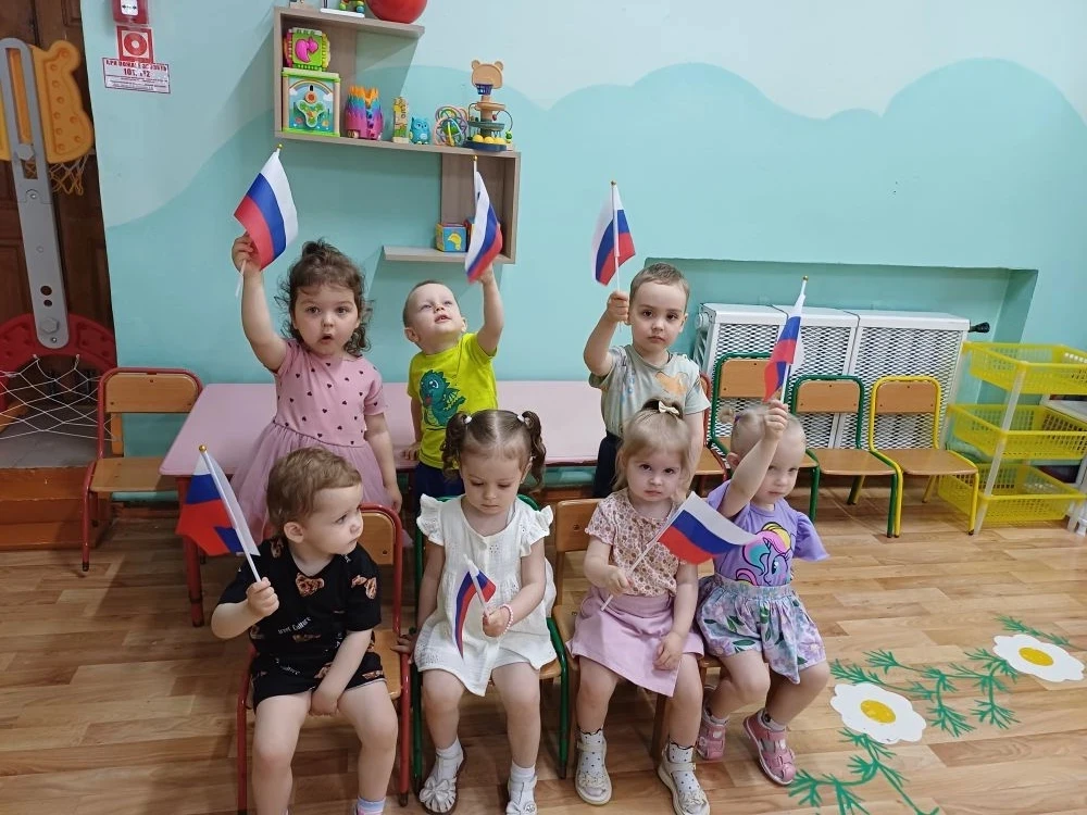 Самые маленькие воспитанники группы "Любознайки" поиграли в дидактическую игру "Собери флажок" и поз