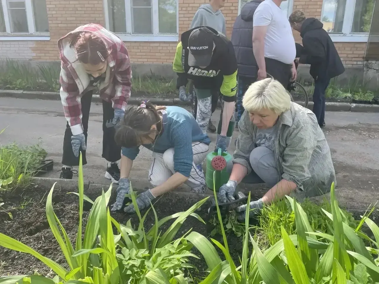 К нам приезжали гости из «Каложицкого ресурсного центра» — директор Ольга Леонидовна и три юные восп