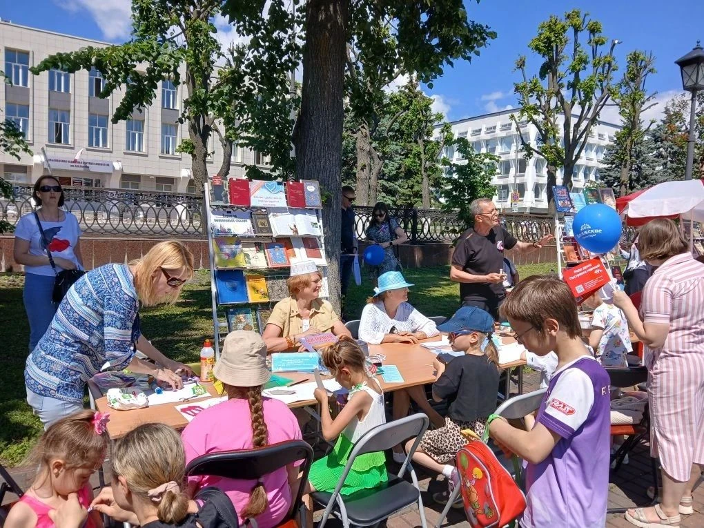 Педагоги нашего учреждения — участники фестиваля «Книжная миля»!
12 июня, в День России, педагоги на