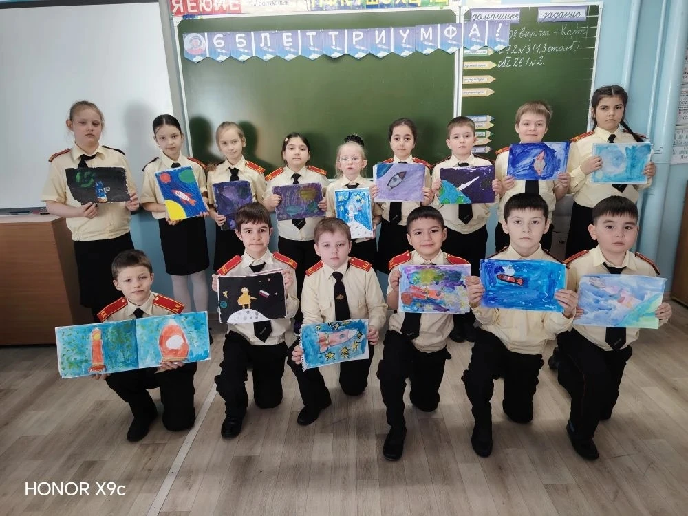 🚀 «Ключ на старт!»: В нашей школе прошли классные часы, посвящённые Дню космонавтики.

12 апреля — 