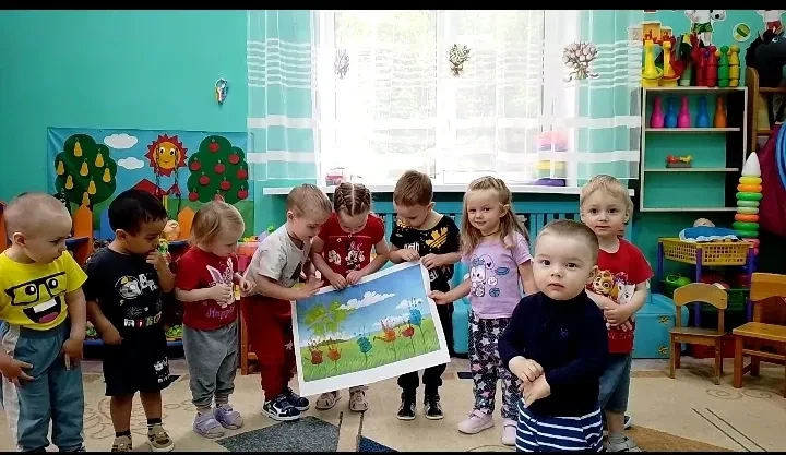 🌞"Солнечные ладошки"🖐
«Дети из ладошек солнышко сложили,
Чтобы непременно люди все дружили,
Чтобы 