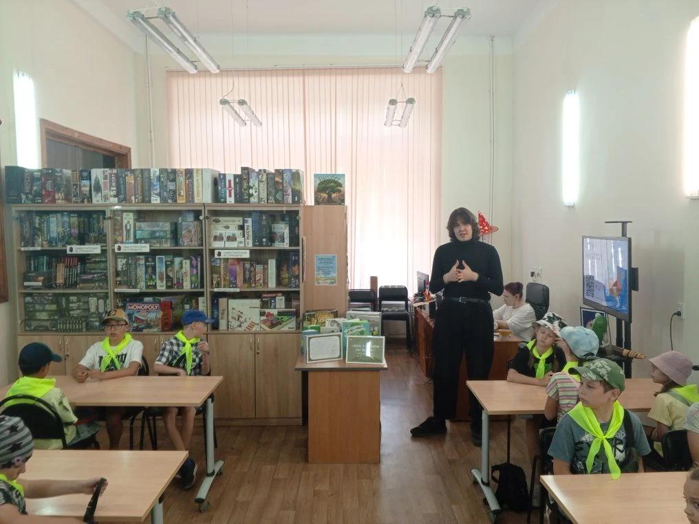 📖✨ День открытий в библиотеке: воспитанники «Пятнашки» побывали в Новосибирской областной молодёжно