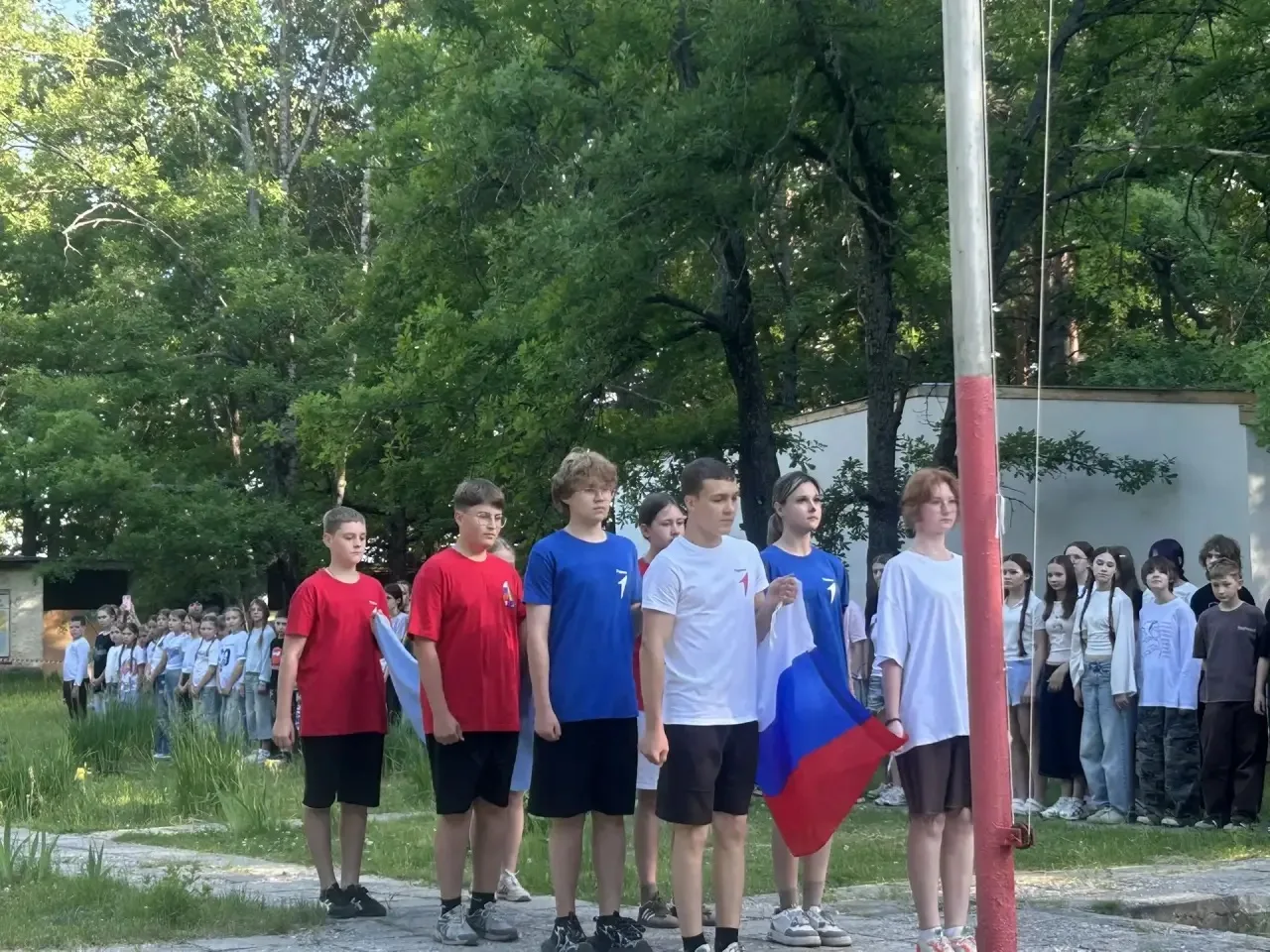 🇷🇺✨ «Первые в движении» — смена открыта! ✨🇷🇺

В День России в детском загородном лагере «Луч» со
