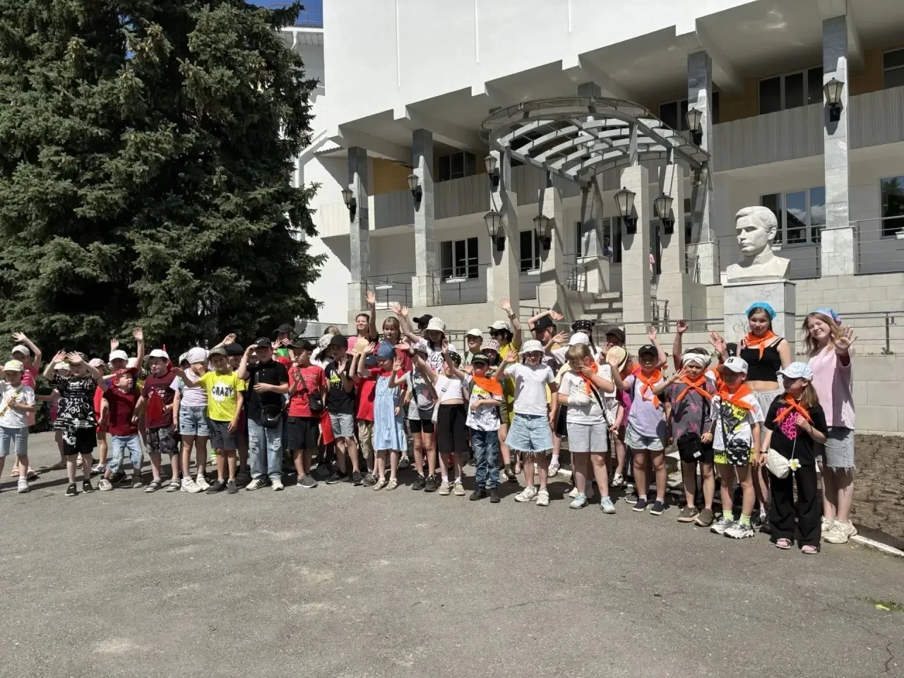 🌈В восьмой день  в лагере, ребята приняли участие в увлекательной экскурсии в библиотеку имени Чава